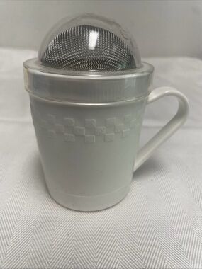 Vintage Pampered Chef Powdered Sugar Shaker Small with lid #1695 RETIRED